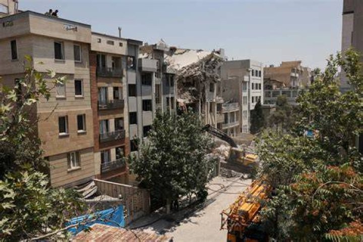 Do liberators attack buildings?